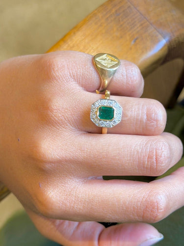 Bague 58 Bague entourage en or jaune, émeraude et diamants 58 Facettes 200