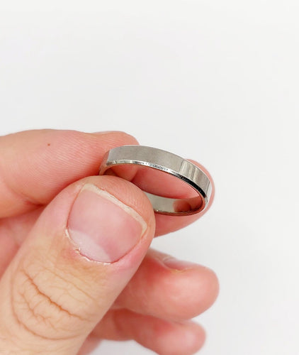 Bague 61 Alliance en palladium finement travaillée, taille 61 58 Facettes A07024