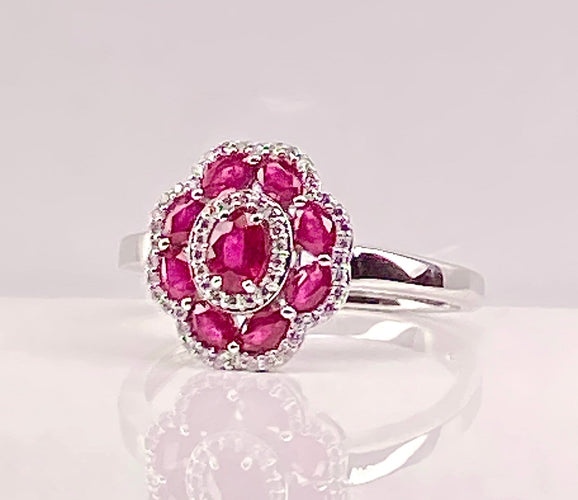 Bague en or blanc 18 carats, rubis et diamants 58 Facettes AB733