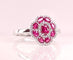 Bague en or blanc 18 carats, rubis et diamants 58 Facettes AB733
