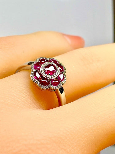 Bague en or blanc 18 carats, rubis et diamants 58 Facettes AB733