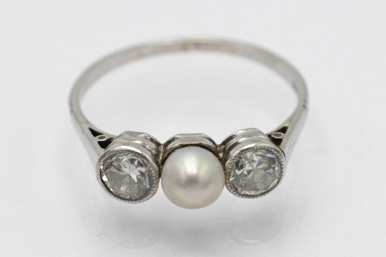 Bague 53 Bague vintage en or blanc avec diamants et perle 58 Facettes 10828