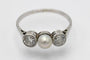 Bague 53 Bague vintage en or blanc avec diamants et perle 58 Facettes 10828