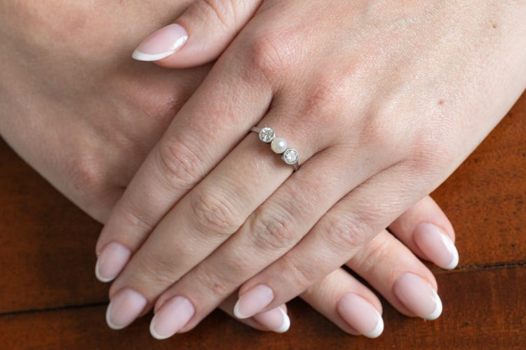 Bague 53 Bague vintage en or blanc avec diamants et perle 58 Facettes 10828