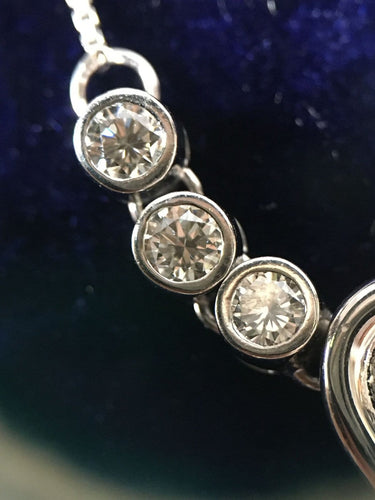 Collier Collier cœur en or blanc 18K et diamants 58 Facettes 269