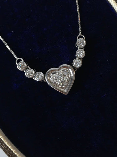 Collier Collier cœur en or blanc 18K et diamants 58 Facettes 269