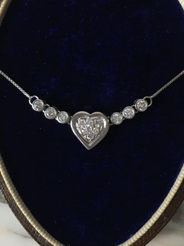 Collier Collier cœur en or blanc 18K et diamants 58 Facettes 269