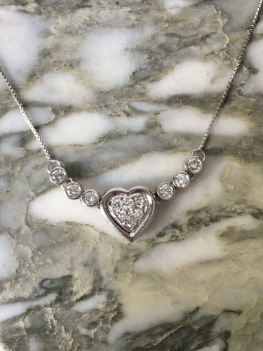 Collier Collier cœur en or blanc 18K et diamants 58 Facettes 269
