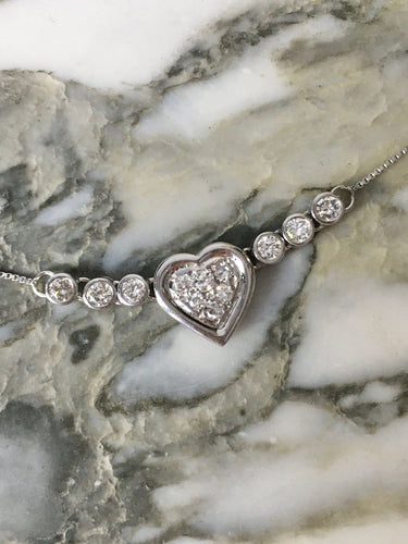 Collier Collier cœur en or blanc 18K et diamants 58 Facettes 269