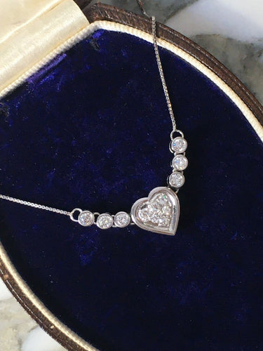 Collier Collier cœur en or blanc 18K et diamants 58 Facettes 269