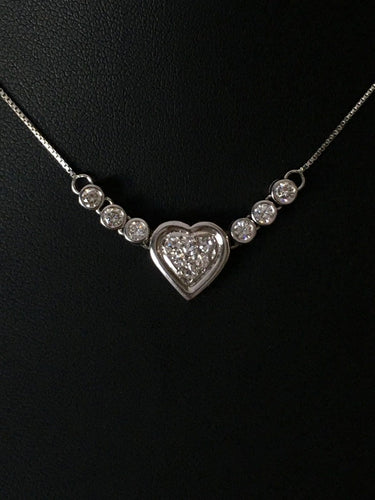 Collier Collier cœur en or blanc 18K et diamants 58 Facettes 269