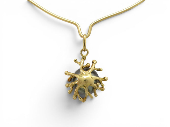 Collier Collier pendentif motif corail en or jaune 18K et perle grise 58 Facettes 273059