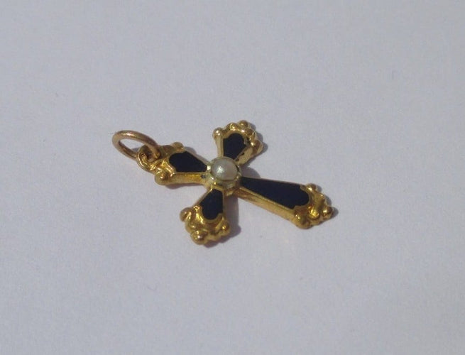 Pendentif Croix régionale XIXe - Pendentif en or jaune, émail bleu et perle 58 Facettes Pendentif