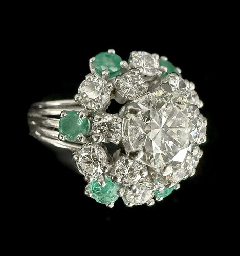 Bague 59 Bague marguerite en or blanc, diamants et émeraudes 58 Facettes Bague 04