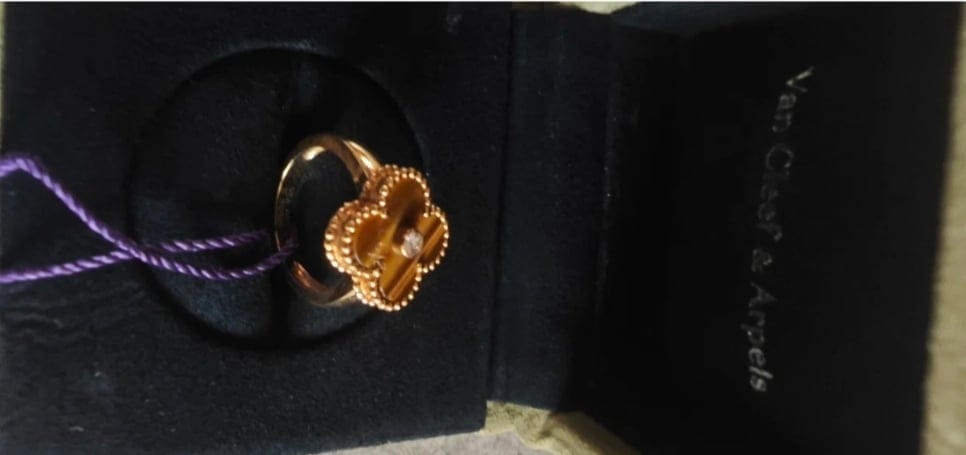 Bague 50 Van Cleef Arpels - Bague Vintage Alhambra en or jaune, œil de tigre et diamant 58 Facettes jnci48