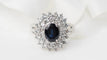 Bague Bague entourage en or blanc, saphir ovale et diamants 58 Facettes 32968