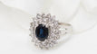 Bague Bague entourage en or blanc, saphir ovale et diamants 58 Facettes 32968