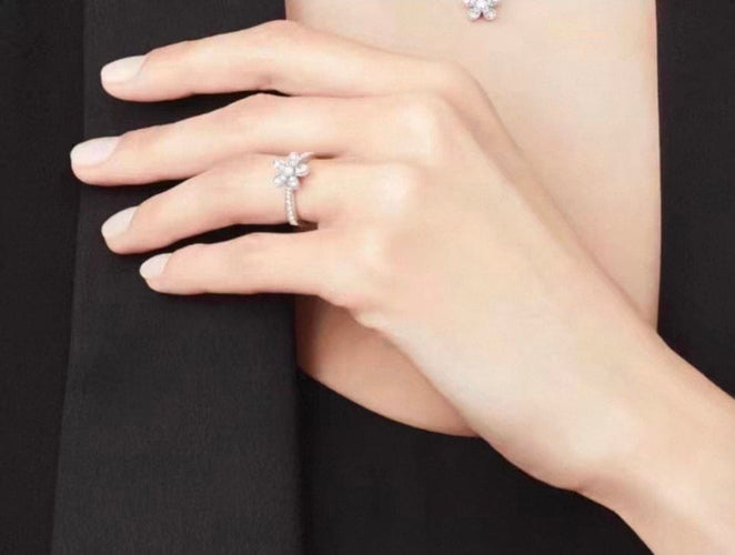 Bague 52 Van Cleef & Arpels Socrate - Bague en or blanc et diamants 58 Facettes jnci54