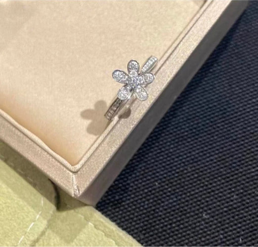 Bague 52 Van Cleef & Arpels Socrate - Bague en or blanc et diamants 58 Facettes jnci54