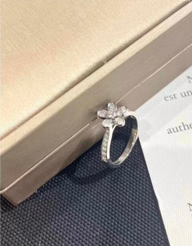 Bague 52 Van Cleef & Arpels Socrate - Bague en or blanc et diamants 58 Facettes jnci54