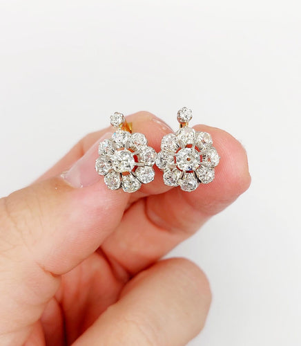 Boucles d'oreilles Dormeuses marguerite - Boucles d'oreilles en or 18k, platine et diamants 58 Facettes A07298