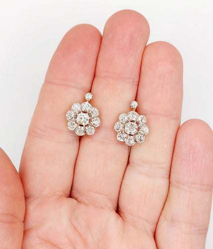 Boucles d'oreilles Dormeuses marguerite - Boucles d'oreilles en or 18k, platine et diamants 58 Facettes A07298