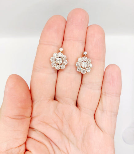 Boucles d'oreilles Dormeuses marguerite - Boucles d'oreilles en or 18k, platine et diamants 58 Facettes A07298