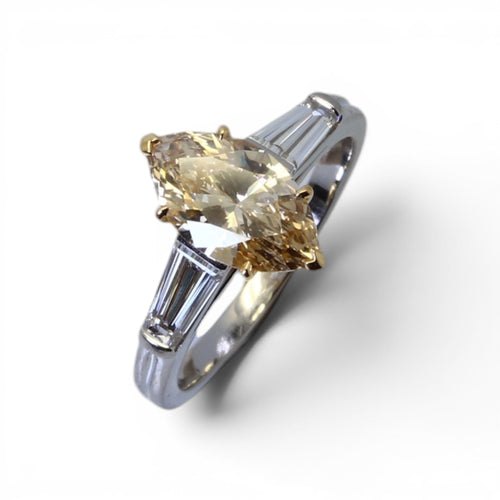Bague 52 Bague solitaire en or jaune et platine avec diamant navette 58 Facettes