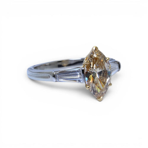 Bague 52 Bague solitaire en or jaune et platine avec diamant navette 58 Facettes