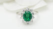 Bague 53 Bague entourage en or blanc, émeraude de Zambie et diamants 58 Facettes 32690