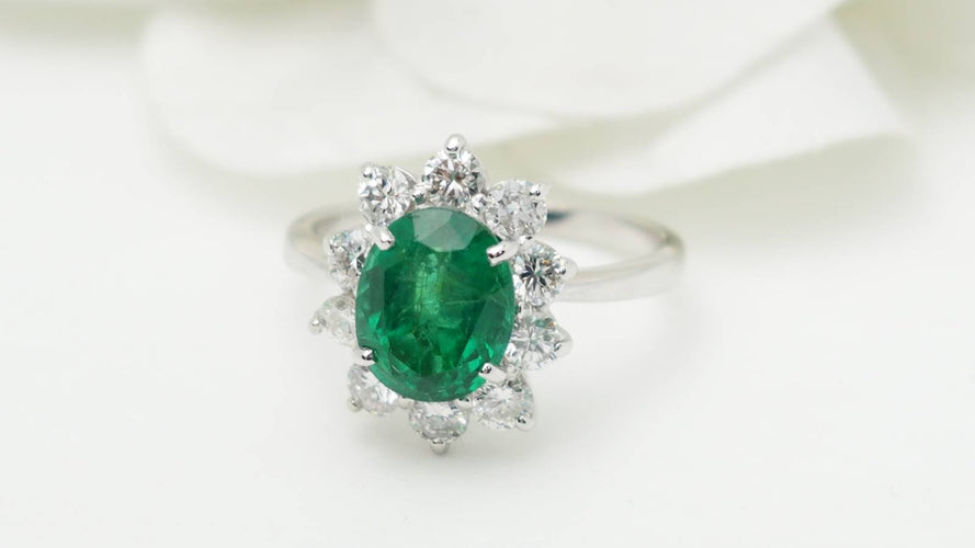 Bague 53 Bague entourage en or blanc, émeraude de Zambie et diamants 58 Facettes 32690