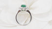 Bague 53 Bague entourage en or blanc, émeraude de Zambie et diamants 58 Facettes 32690