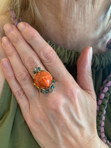 Bague 53 Bague camée en or jaune, corail, émeraudes et diamants 58 Facettes B401