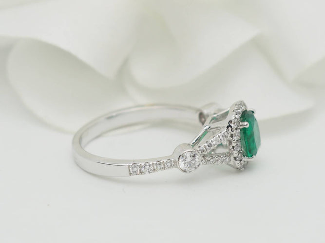 Bague Bague entourage en or blanc, émeraude 0,61 ct et diamants 58 Facettes 33176