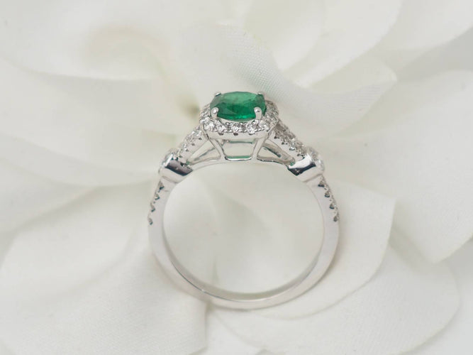 Bague Bague entourage en or blanc, émeraude 0,61 ct et diamants 58 Facettes 33176