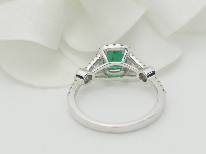 Bague Bague entourage en or blanc, émeraude 0,61 ct et diamants 58 Facettes 33176