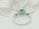 Bague Bague entourage en or blanc, émeraude 0,61 ct et diamants 58 Facettes 33176