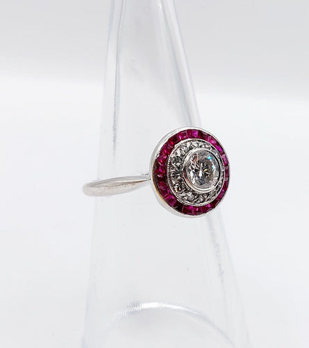 Bague 51.5 Bague cible Art déco en or blanc, platine, diamant et rubis synthétiques 58 Facettes A07317