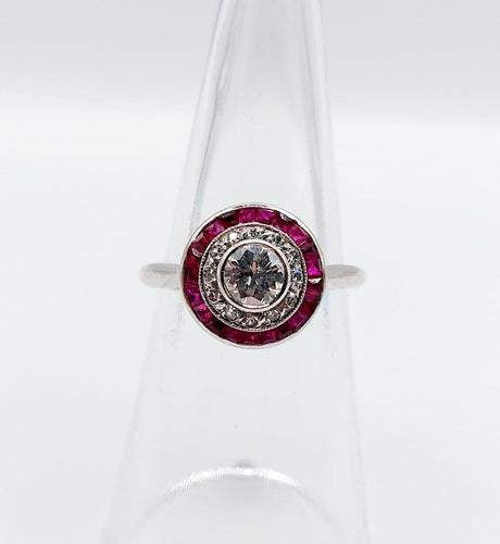 Bague 51.5 Bague cible Art déco en or blanc, platine, diamant et rubis synthétiques 58 Facettes A07317