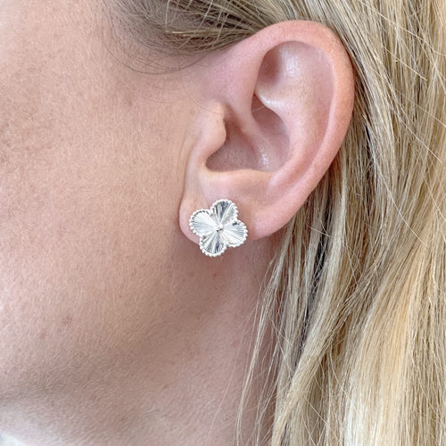 Boucles d'oreilles Van Cleef & Arpels Vintage Alhambra - Boucles d'oreilles en or blanc 58 Facettes 35689
