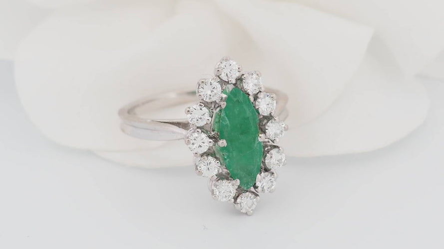 Bague 53 Bague marquise en or blanc, émeraude et diamants 58 Facettes 33052