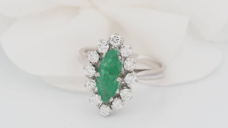 Bague 53 Bague marquise en or blanc, émeraude et diamants 58 Facettes 33052