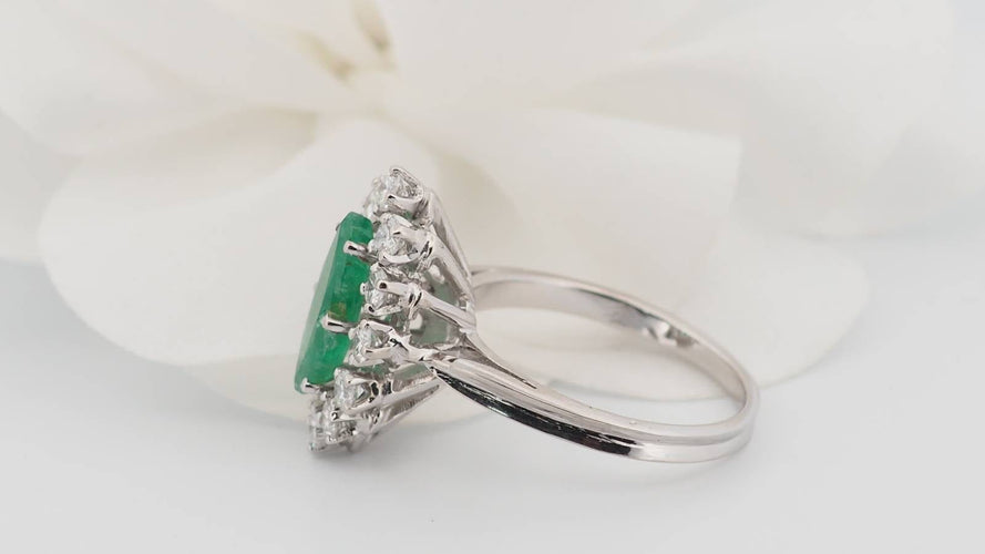 Bague 53 Bague marquise en or blanc, émeraude et diamants 58 Facettes 33052