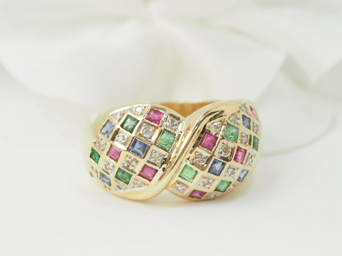 Bague 61 Bague pavée en or jaune, diamants et pierres précieuses 58 Facettes 22233