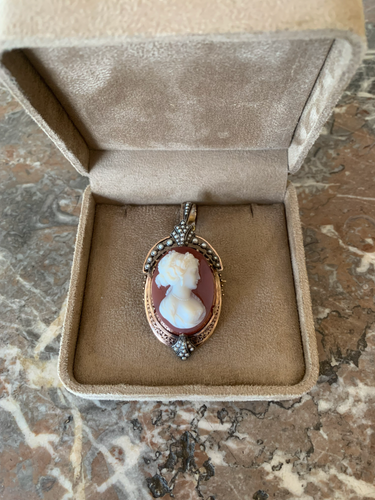 Pendentif Broche-pendentif Camée d'agate en argent, or jaune 18 carats et perles 58 Facettes C180