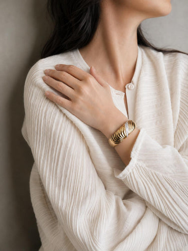 Bracelet Bracelet jonc coquillage en or jaune et diamants 58 Facettes 1265.2