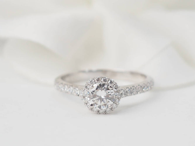 Bague 53.5 Bague solitaire en or blanc et diamants 58 Facettes 30712/30923