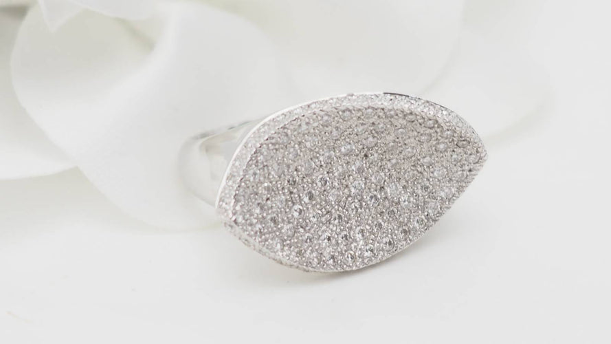 Bague 52.5 Bague ondulée pavée en or blanc et diamants 58 Facettes 18487