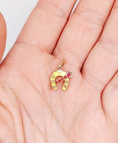 Pendentif Pendentif fer à cheval en or 18k, diamants et pierres rouges 58 Facettes A07268