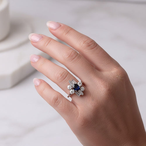 Bague 53 Bague moderniste en or blanc 18 ct avec saphir et diamants 58 Facettes RI-1033